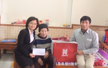 Hoan My Giving gifts to disabled and elderly people Minh Minh Quyet and Thon Han Lu